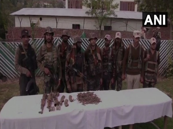 J&K: ज्वॉइंट ऑपरेशन में सेना ने किए आतंकियों के हथियार बरामद J&K: ज्वॉइंट ऑपरेशन में सेना ने किए आतंकियों के हथियार बरामद