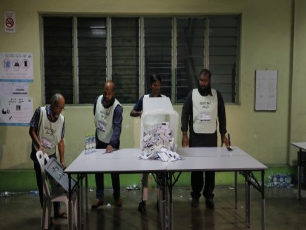 चुनाव आयोग के अधिकारियों ने छोड़ा देश