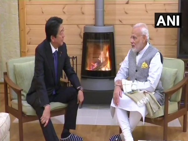 शिंजो आबे के हॉलिडे होम पहुंचे पीएम