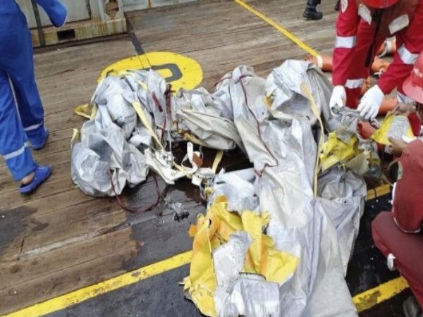 जावा समुद्र में 30 से 35 की गहराई में जा गिरा विमान जावा समुद्र में 30 से 35 की गहराई में जा गिरा विमान