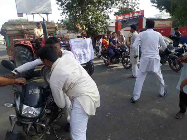 people of two group conflicting in front of kotwali police station in saharanpur