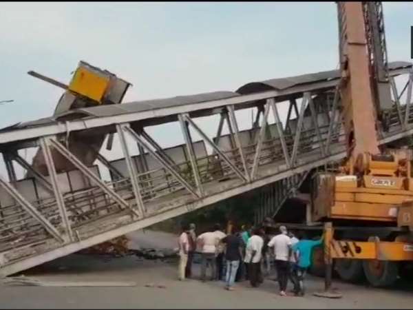 https://hindi.oneindia.com/news/india/foot-overbridge-collapsed-near-vashi-police-naka-thane-maha-475987.html