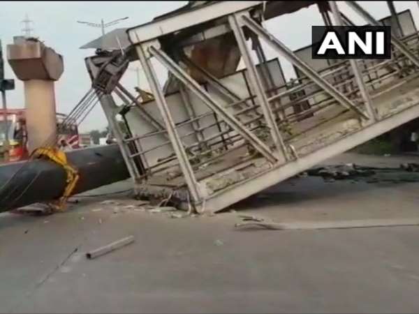 https://hindi.oneindia.com/news/india/foot-overbridge-collapsed-near-vashi-police-naka-thane-maha-475987.html