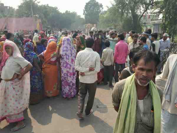 angry villagers in shahjahanpur pelted stones on policemen when boy died in accident