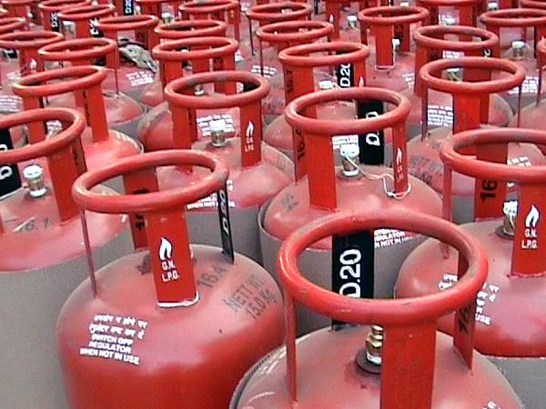 महंगी हुई रसोई गैस