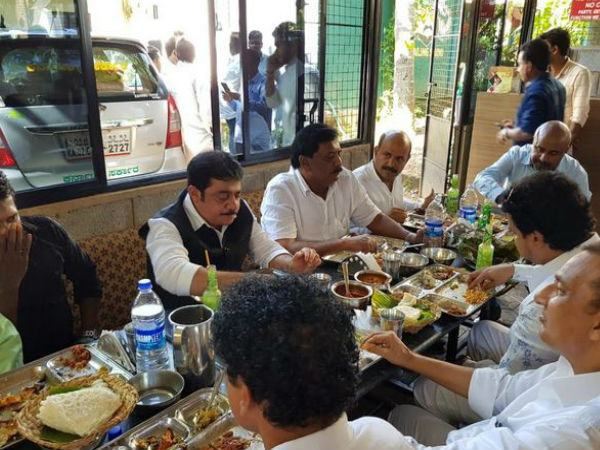 कुक को दी 25000 की टिप कुक को दी 25000 की टिप