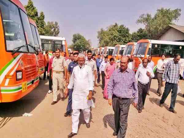 परिवहन मंत्री ने किया बसों का निरीक्षण