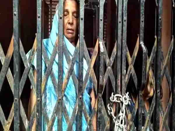 man threatened and locked womam with her family in the house in farrukhabad