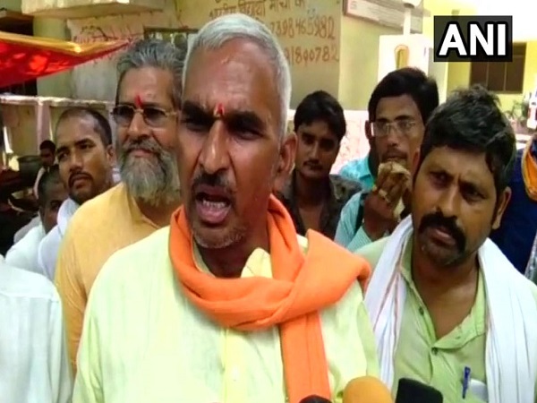 यूपी पुलिस पर आरोपी सिपाहियों को बचाने का आरोप