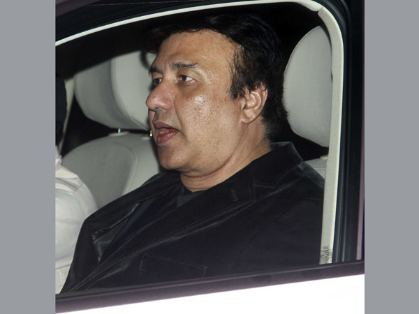 मैं जैसे उठी उसने मुझे दबोच लिया और फिर...