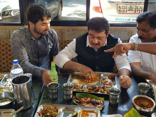 रेस्तरां के कर्मचारियों को भी टिप रेस्तरां के कर्मचारियों को भी टिप