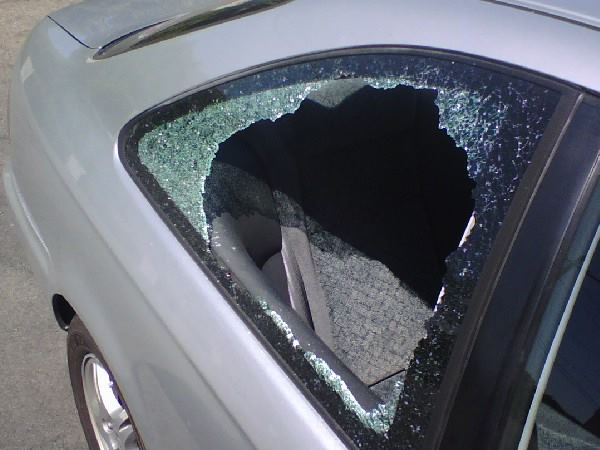 शीशा तोड़कर बच्ची को निकाला गया बाहर