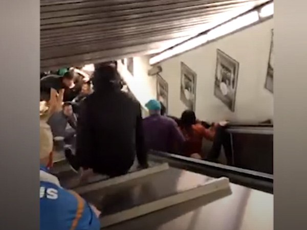 घटना के बाद मेट्रो स्टेशन पर फैली अफरातफरी
