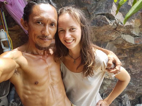 रूसी लड़की भी खिंची चली आई