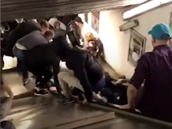 एक-दूसरे पर गिरे लोग, कई घायल