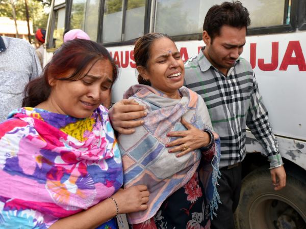 लोगों को रौंदती हुई निकल गई ट्रेन