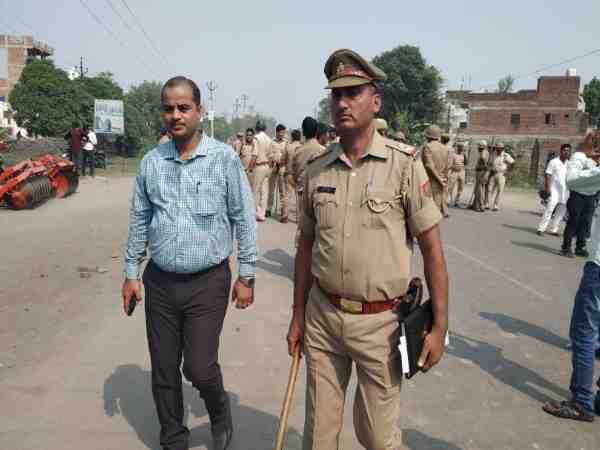 angry villagers in shahjahanpur pelted stones on policemen when boy died in accident