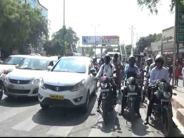 BJP leader in agra did ruckus when he crossed traffic red signal