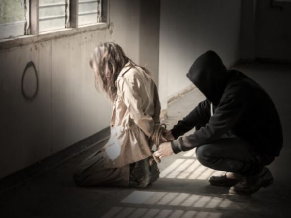 पिज्जा डिलीवरी ब्वॉय को महिला ने किया इशारा