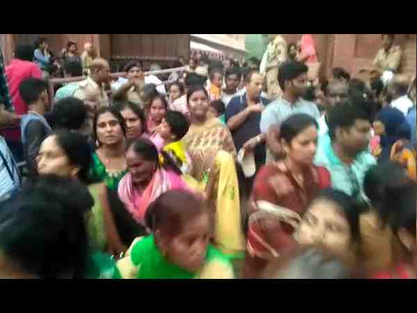 tourist protest when they are not allowed to see taj mahal premises 