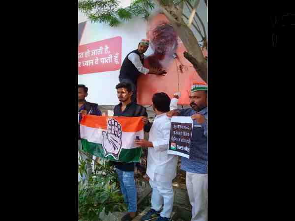 Congress workers protesting against the prices of rising petrol and diesel in lucknow