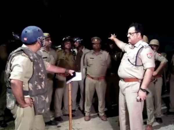 Conflicts in two groups in Agra