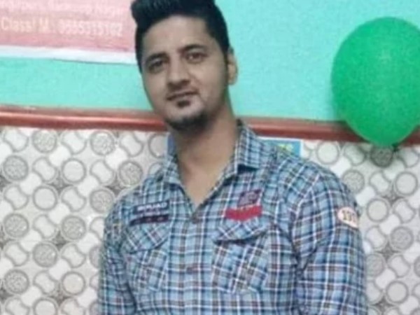 पुलिस हमलावरों की पहचान के लिए आसपास के सीसीटीवी फुटेज भी खंगाल रही है