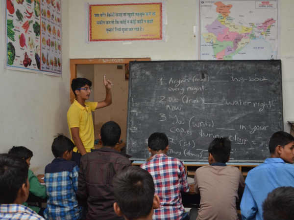 अपने पैसों से बच्‍चों के लिए खरीदा सामान 