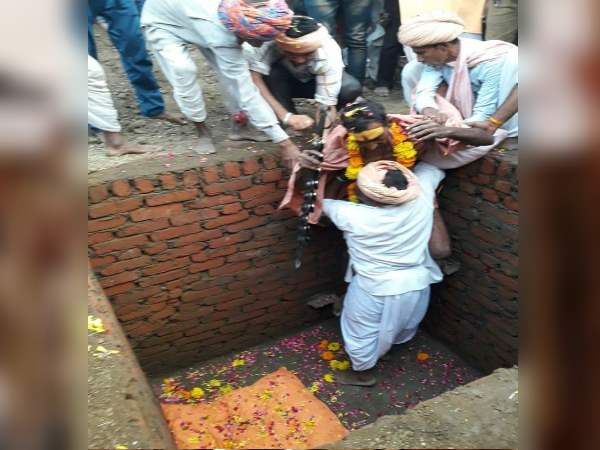 ajmer bhilwara devotee of maa durga gets himself alive in tomb after 16 hours police bring him out and sent him Jail