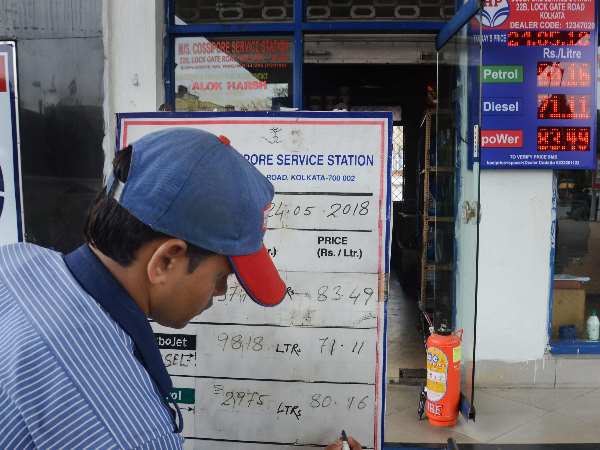 अधिकांश बीजेपी शासित राज्यों में तेल के दाम में कमी
