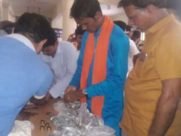 थैलियों में भरकर लाए सिक्के