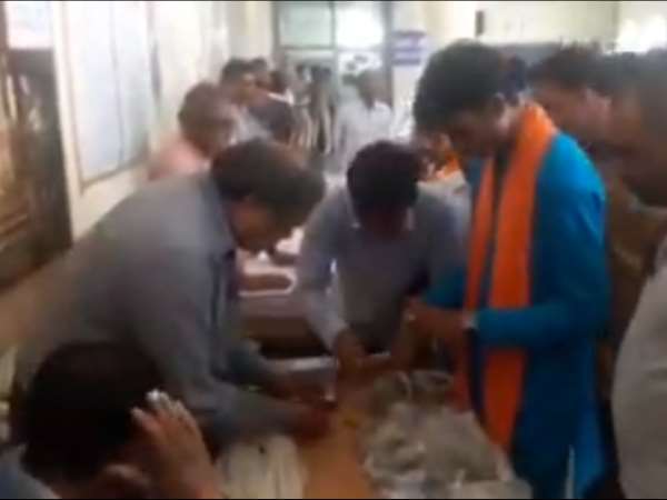 जिलाधिकारी के कहने पर ली चिल्लर