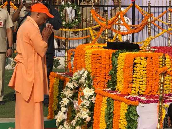 UP CM yogi adityanath paying homage to martyrs on Police Memorial UP CM yogi adityanath paying homage to martyrs on Police Memorial