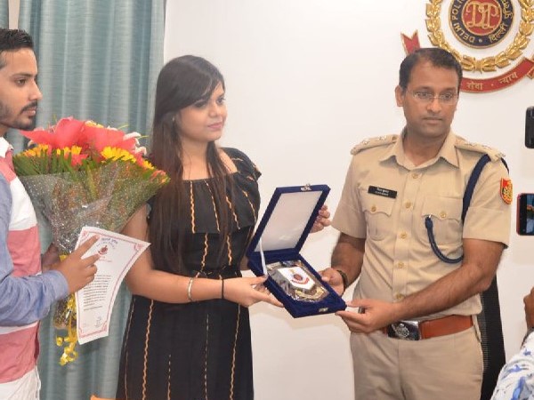 शिवानी से स्कूटर से खींचकर बदमाश को पकड़ा