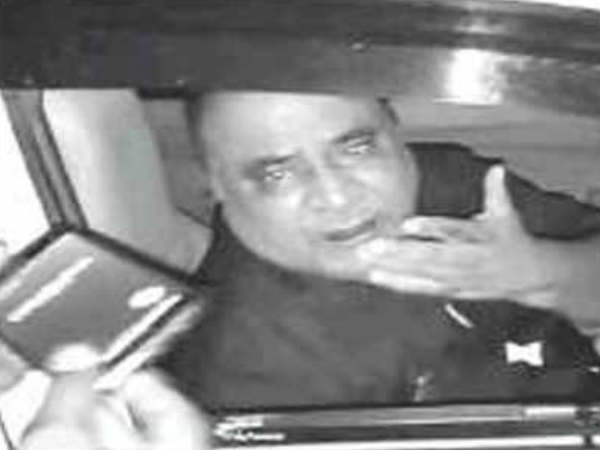 हाथ जोड़ कर माफी मांग रहे थे डीआईजी साहब