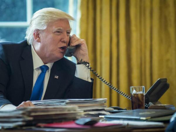 चेतावनी के बाद भी आईफोन प्रयोग कर रहे ट्रंप 