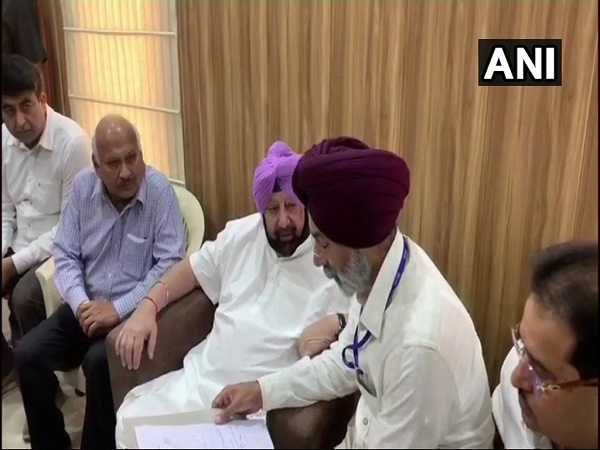 अस्‍पताल के बाहर जमा हुए लोगों ने पंजाब सरकार के खिलाफ नारेबाजी 