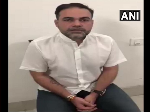 आशीष ने कपल को बंदूक दिखाकर धमकी दी थी