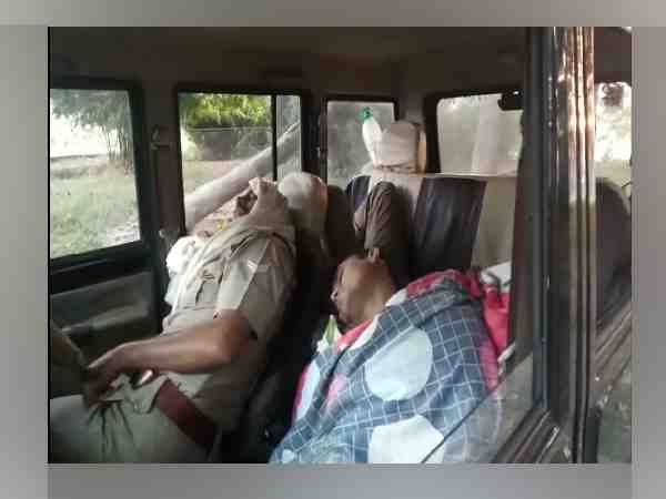 up policemen sleeping in the dial 100 vehicle in shahjahanpur