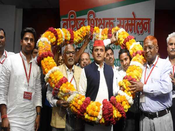 lucknow akhilesh yadav address the senior teacher summit in sp party office lucknow akhilesh yadav address the senior teacher summit in sp party office
