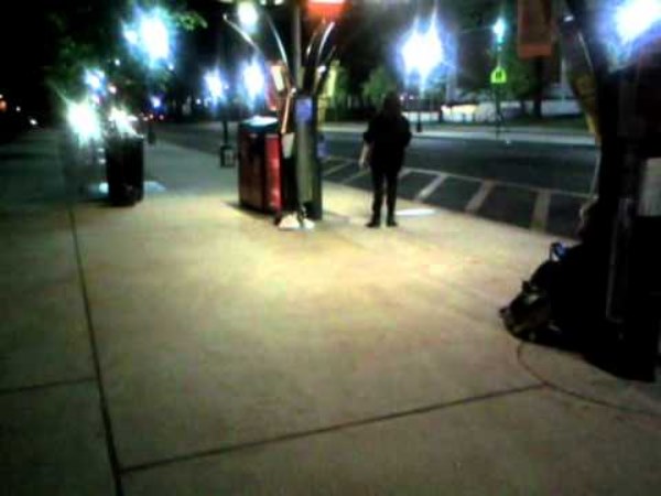 'रात के 1:30 बजे उस बस स्टॉप पर उतरी महिला'