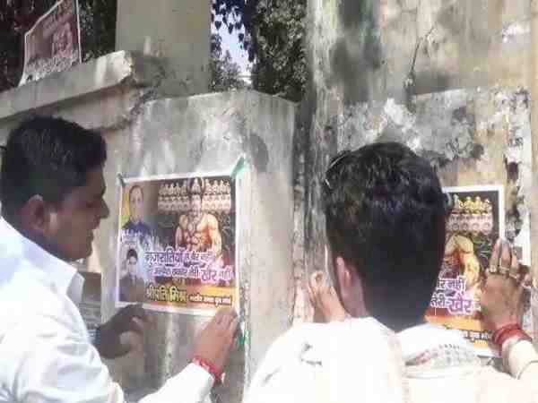 people opposing alpesh thakor in kaashi uttar pradesh by posters 