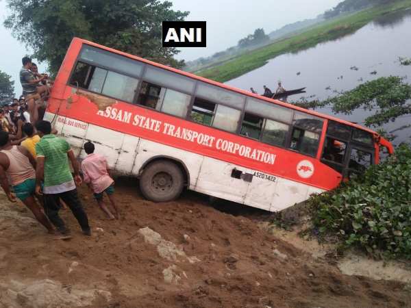  हादसे के बाद आसपास के गांव के लोग पहुंचे और प्रशासन को इसकी सूचना दी। पुलिस ने आम लोगों की मदद से घायलों को बस से निकाल और नजदीकी अस्पताल भेजा। वहीं बस को निकालने के लिए क्रेन मंगाई गई।