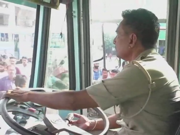  25 पुलिसकर्मियों को बसें चलाने की जिम्मेदारी सौंपी गई