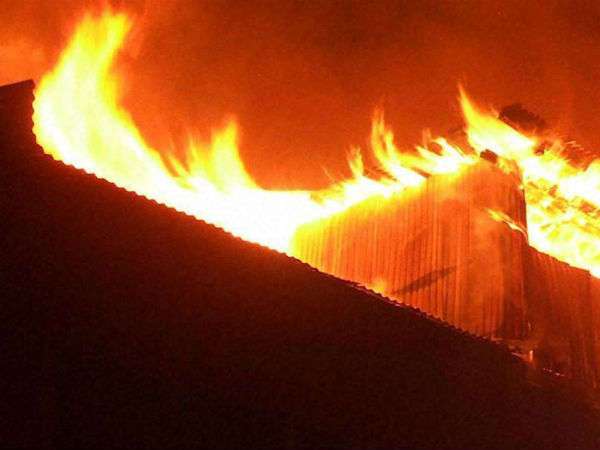 पुणे के शिवाजी नगर इलाके में लगी भीषण आग, तीन घर जलकर हुए राख 