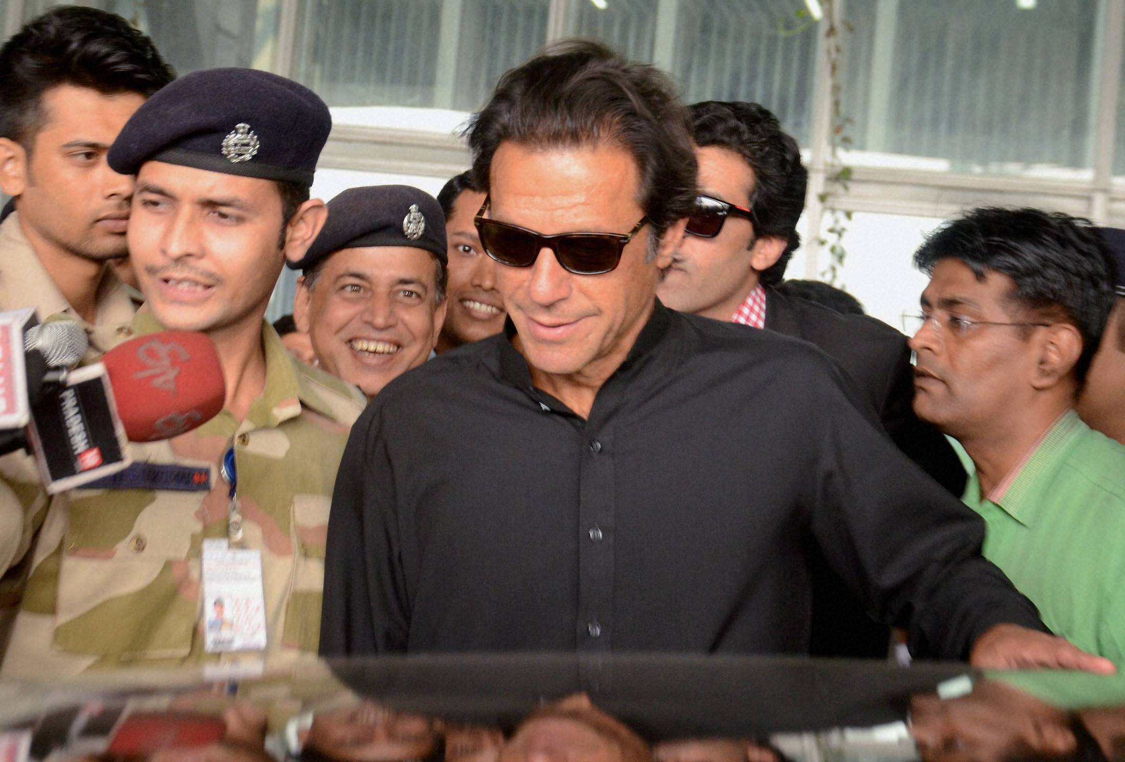 इमरान को सेना का संदेश इमरान को सेना का संदेश