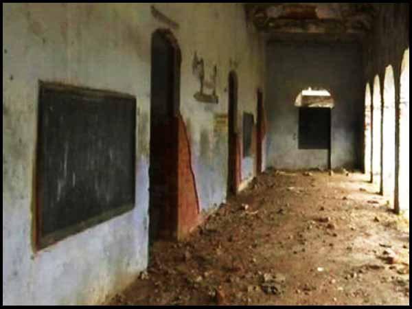 teacher dancing with girl when sdm reached for inspection in azamgarh school 