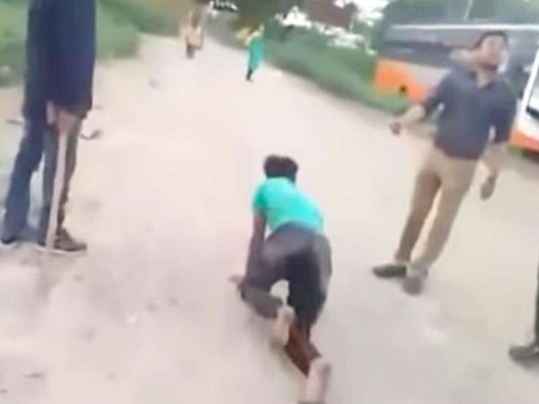 पीड़ित महिलाओं को फैक्ट्री लाने का काम करता था