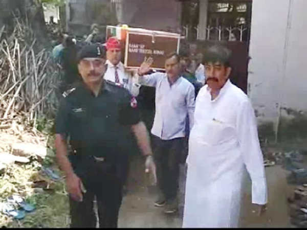 हेलीकॉप्‍टर से लाया गया पार्थिव शरीर 