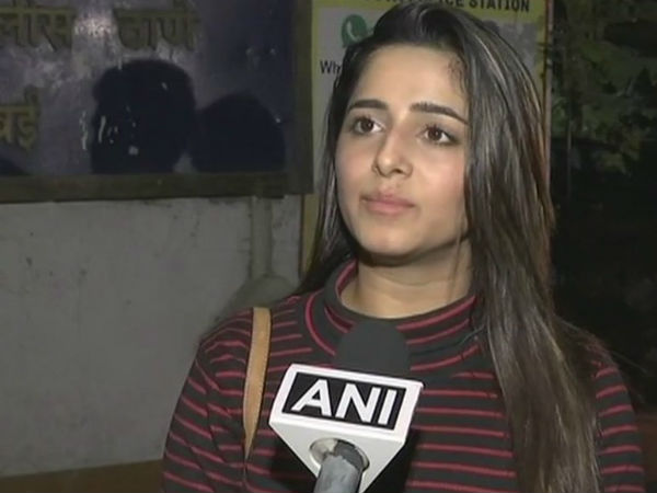 सबके सामने मसाज करने के लिए कहा सबके सामने मसाज करने के लिए कहा